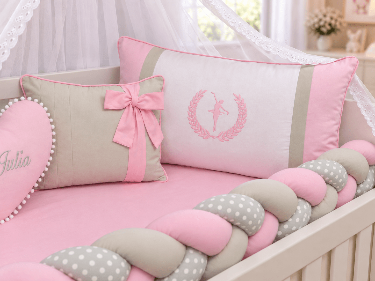 Kit Berço Trança Menina Bailarina 6 Peças Personalizado com Nome 100% Algodão Rosa, Cinza e Branco — imagem 2