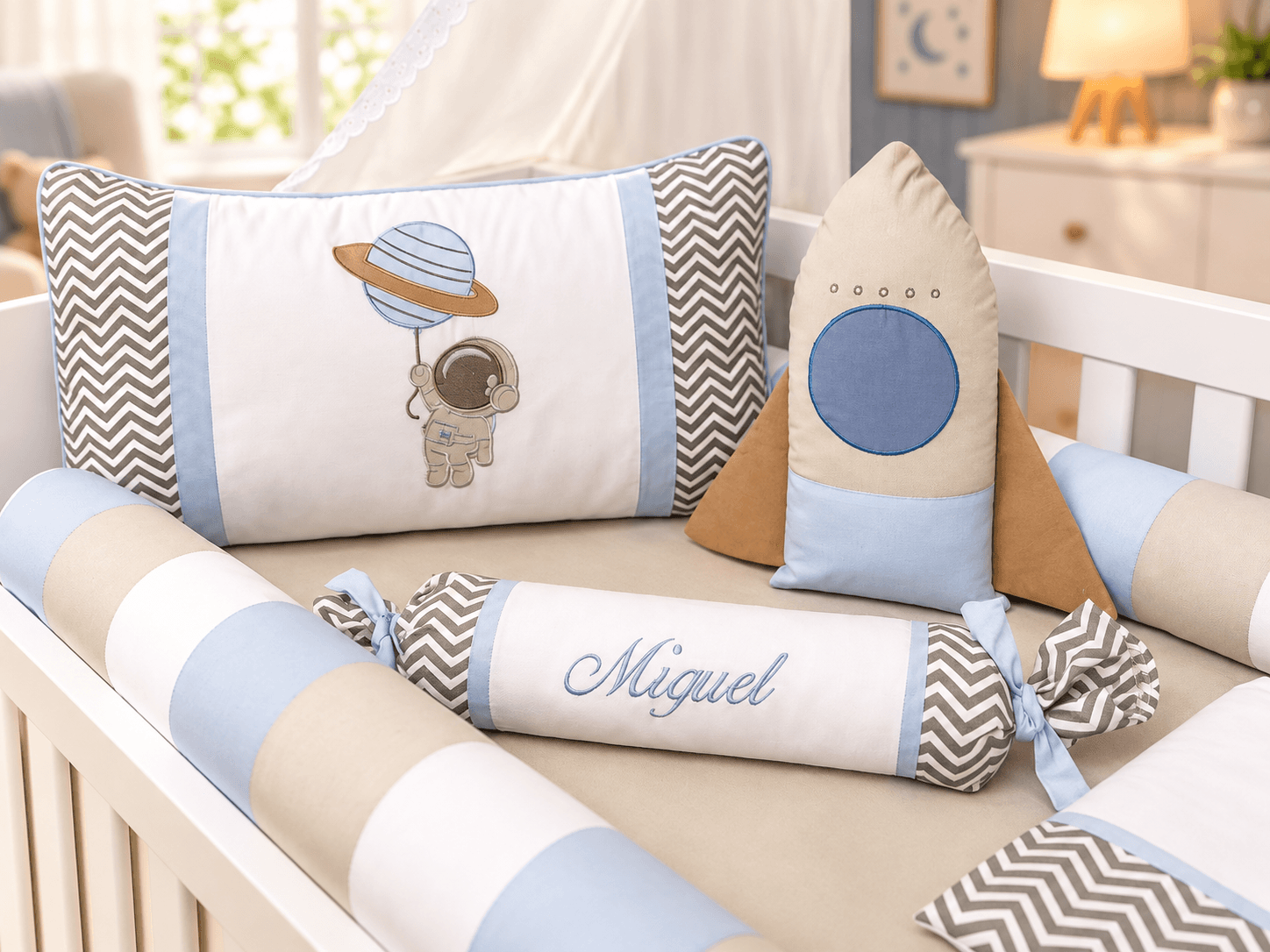 Kit Berço Menino Rolinho Astronauta 7 Peças Personalizado com Nome 100% Algodão Cinza, Azul, Branco e Chevron — imagem 2
