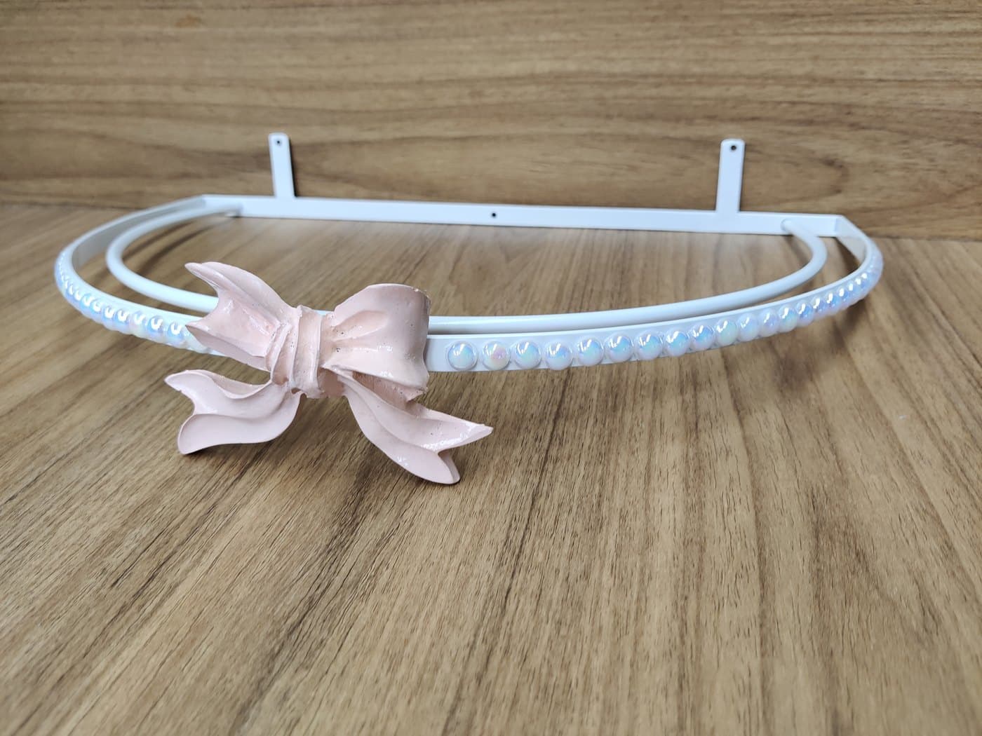 Dossel de Parede para Berço Liso Fino Pérolas Branco com Laço Rosa — imagem 2