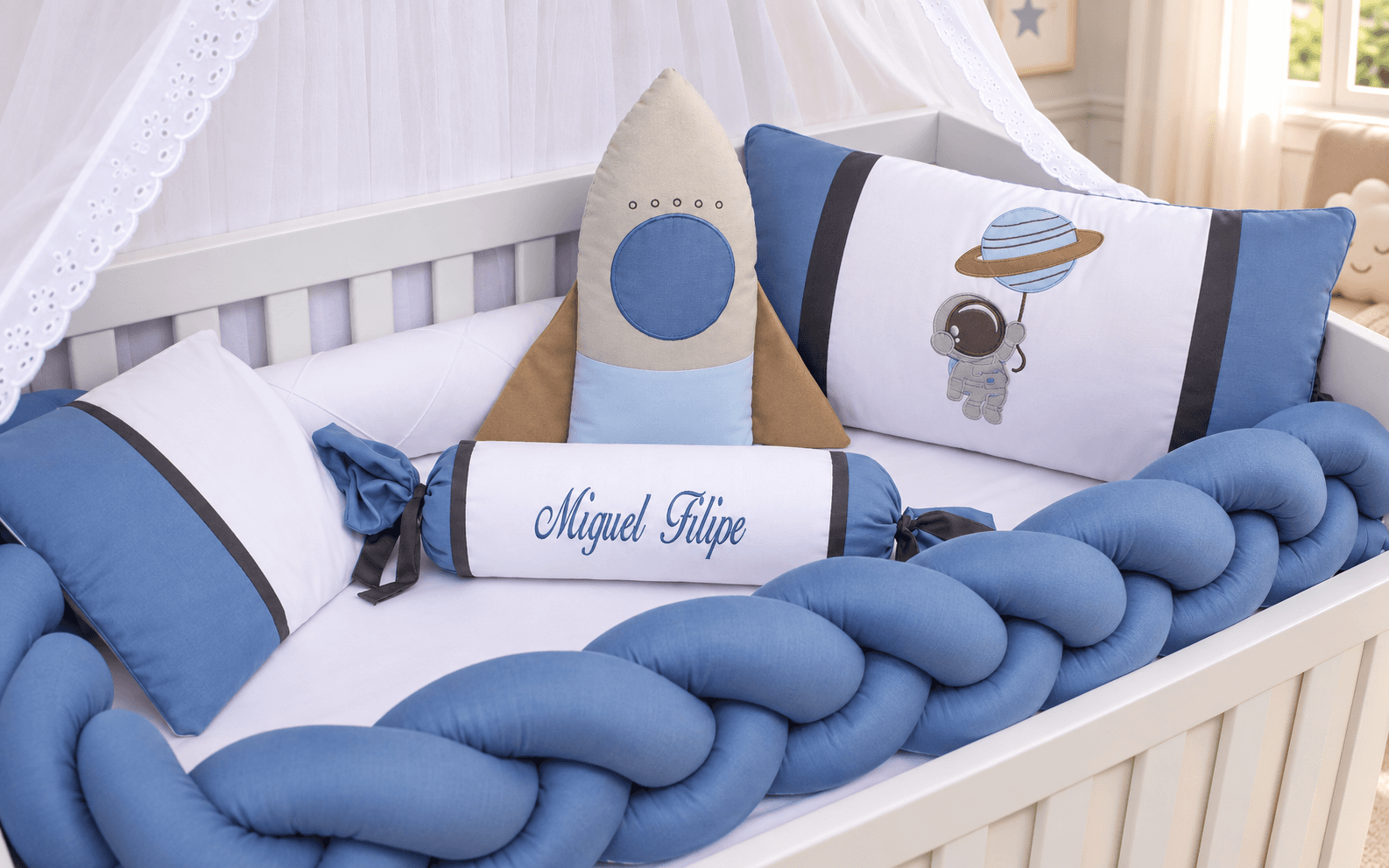 Kit Berço Trança Menino Astronauta 6 Peças Personalizado com Nome 100% Algodão Azul Jeans, Branco e Chumbo — imagem 2