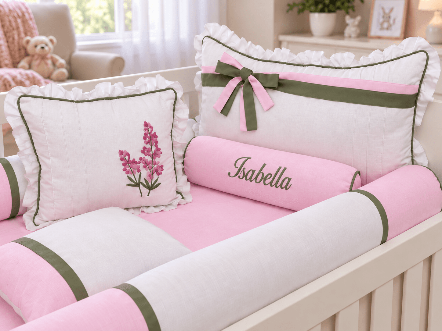 Kit Berço Menina Lavanda 6 Peças Personalizado com Nome 100% Algodão Branco, Rosa e Verde Oliva — imagem 3