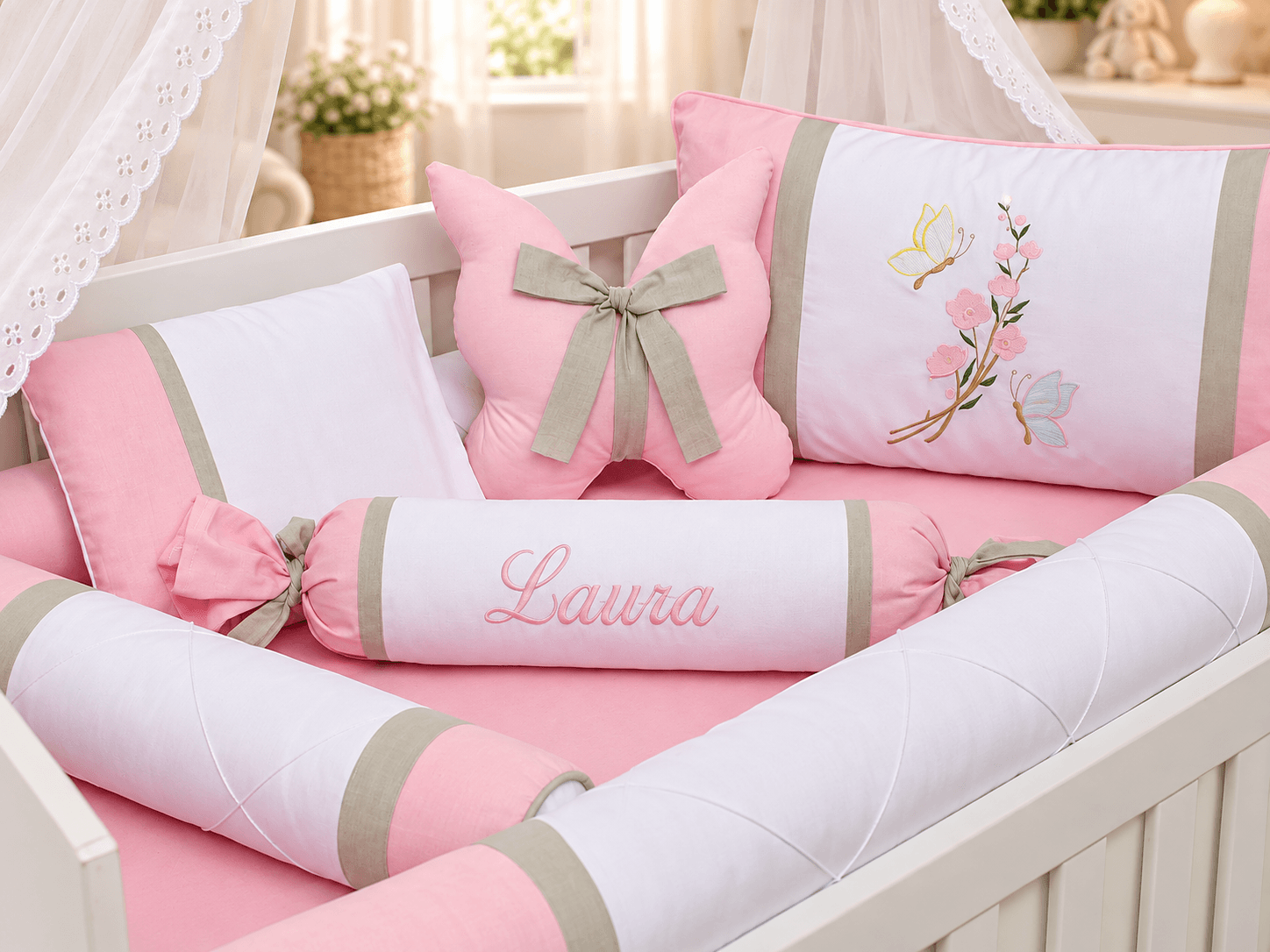 Kit Berço Menina Borboletas 7 Peças Personalizado com Nome 100% Algodão Rosa, Cinza e Branco — imagem 3