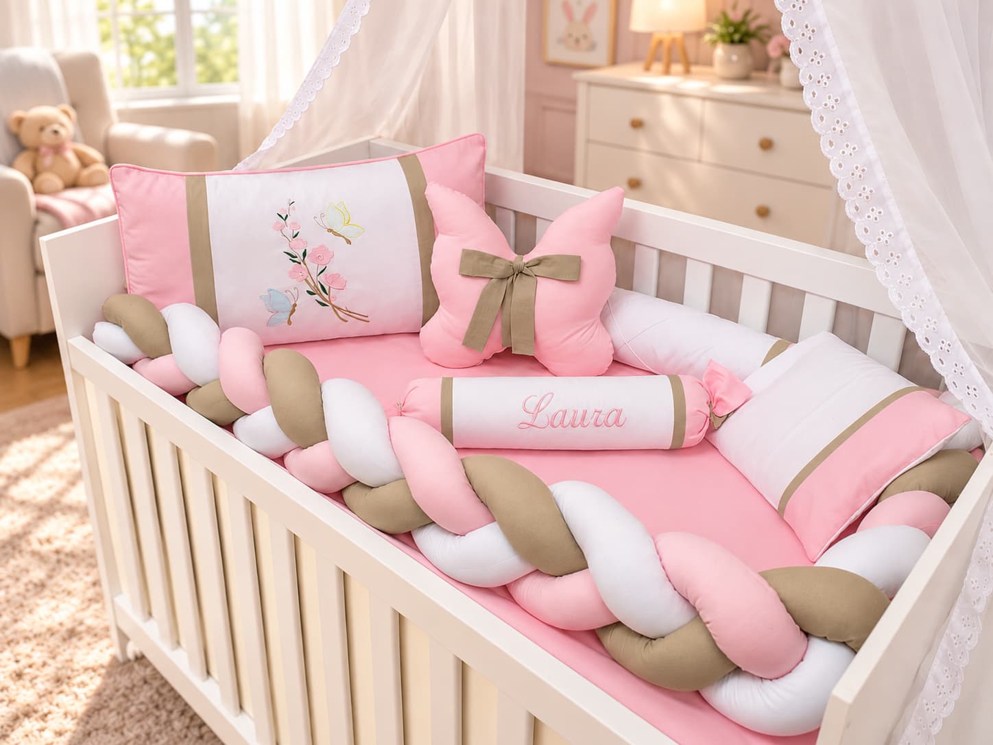 Kit Berço Trança Menina Borboletas 6 Peças Personalizado com Nome 100% Algodão Rosa, Ocre e Branco — imagem 1