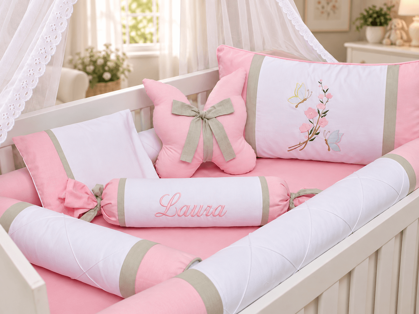 Kit Berço Menina Borboletas 7 Peças Personalizado com Nome 100% Algodão Rosa, Cinza e Branco — imagem 2