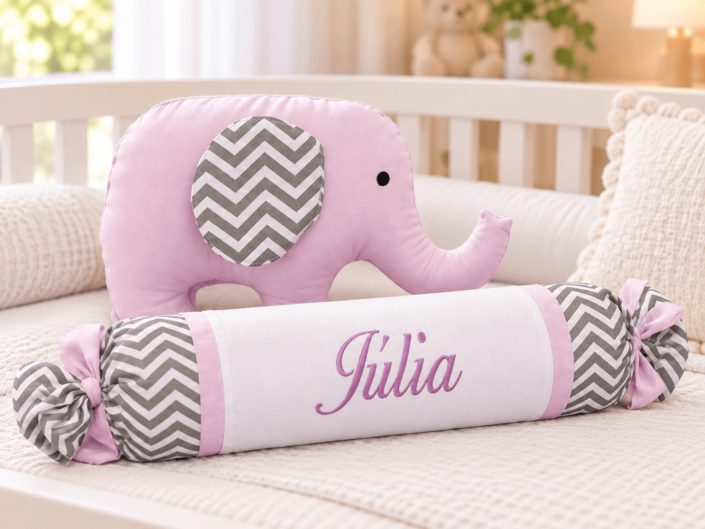 Kit Elefantinho e Rolinho Bala Personalizado com Nome 100% Algodão Rosa, Chevron e Branco
