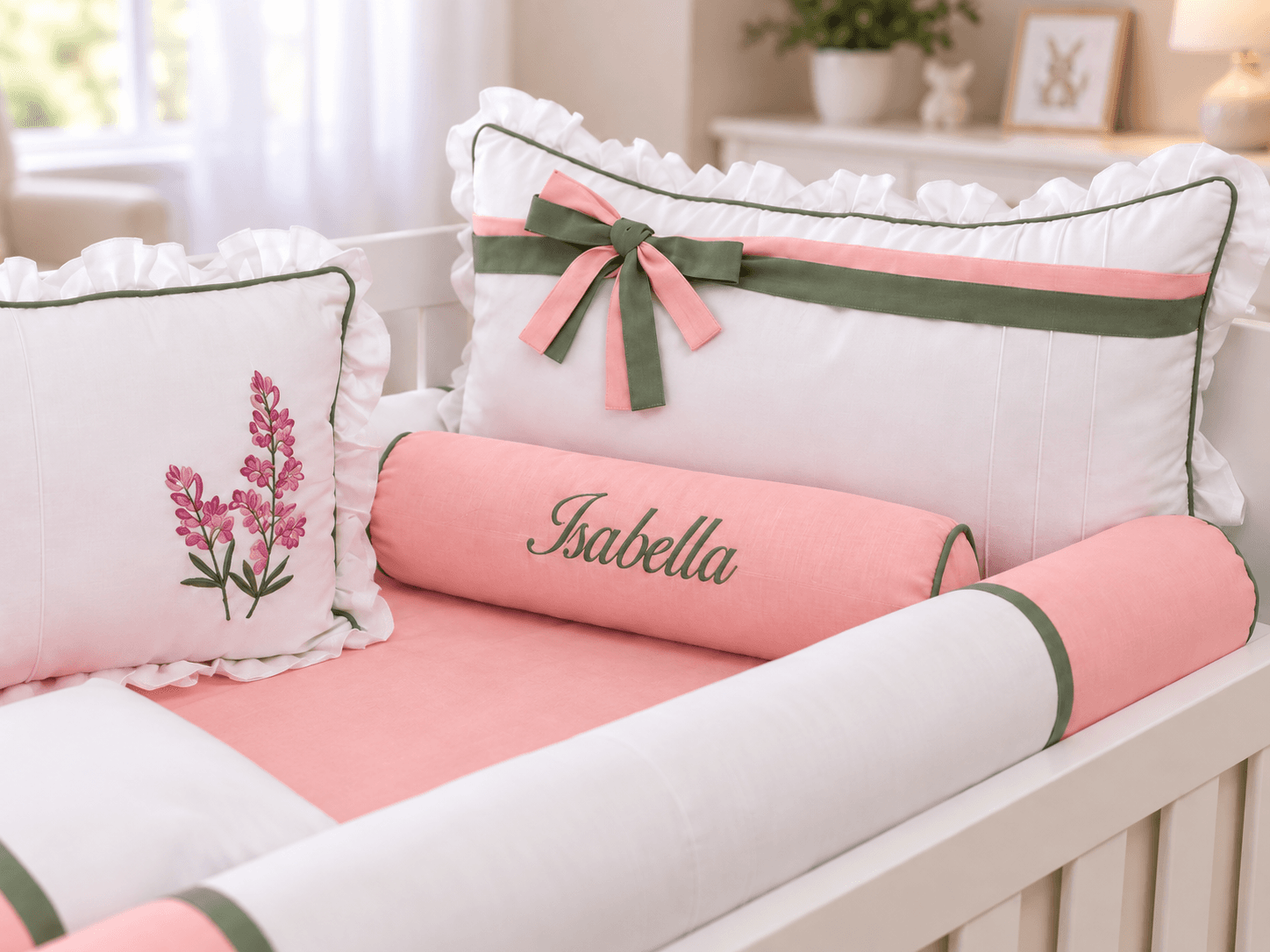 Kit Berço Menina Lavanda 6 Peças Personalizado com Nome 100% Algodão Branco, Rosé e Verde Oliva — imagem 3
