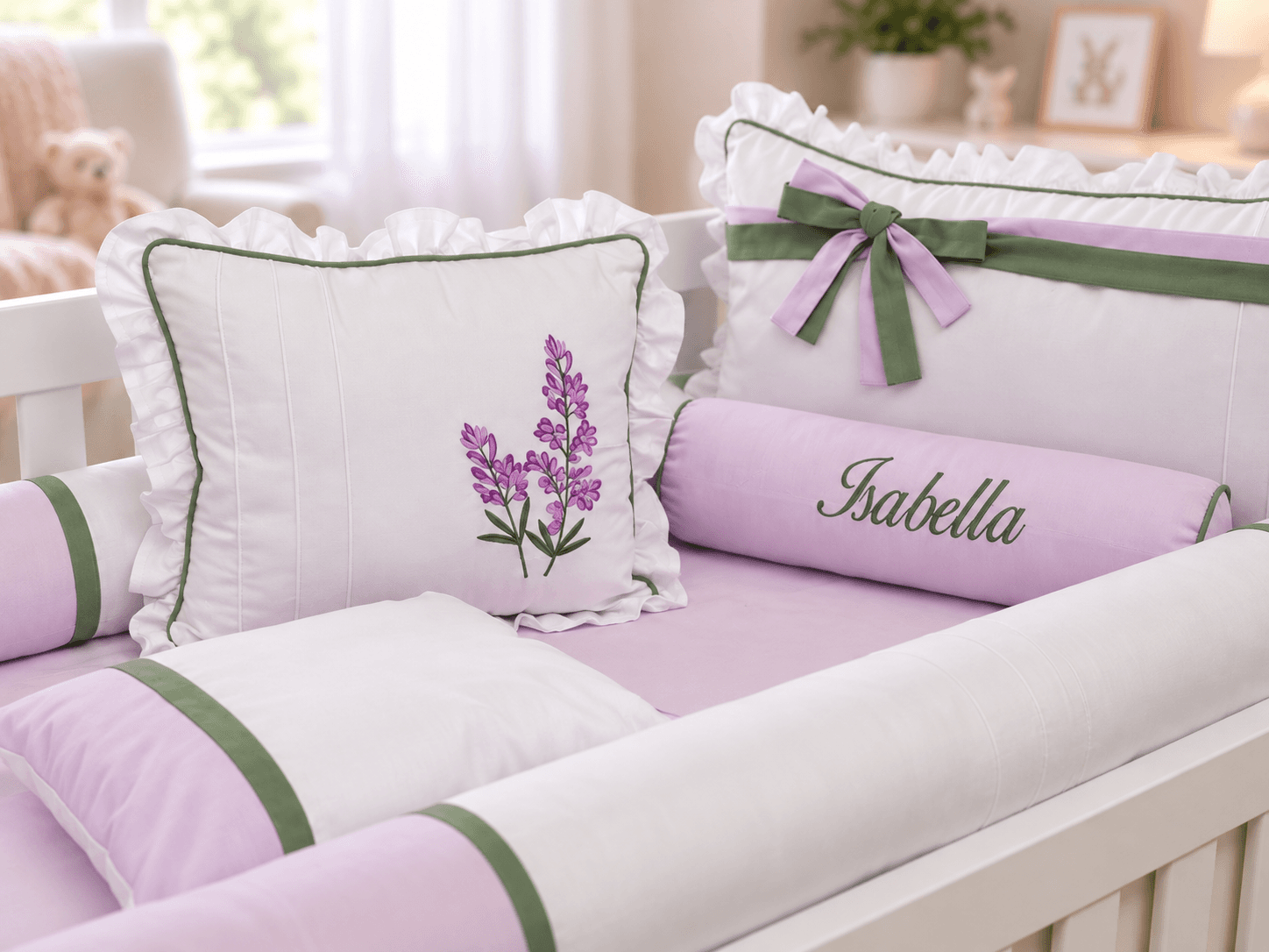 Kit Berço Menina Lavanda 6 Peças Personalizado com Nome 100% Algodão Branco, Lilás e Verde Oliva — imagem 2