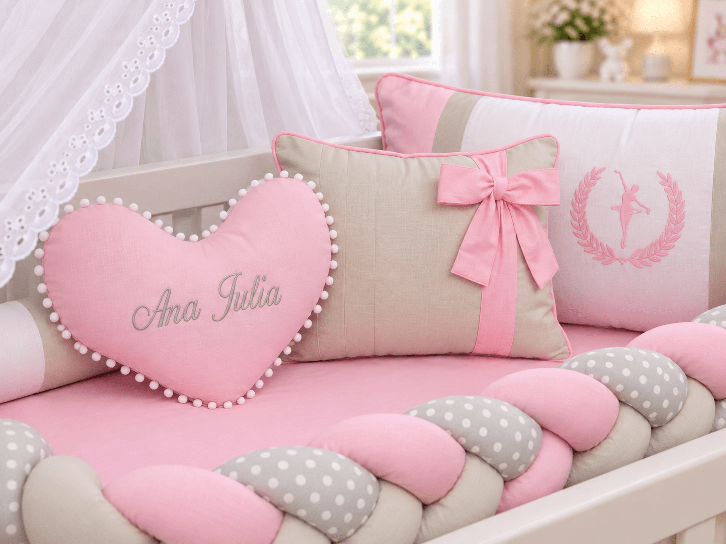 Kit Berço Trança Menina Bailarina 6 Peças Personalizado com Nome 100% Algodão Rosa, Cinza e Branco — imagem 3