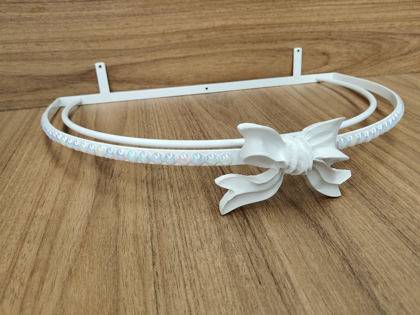 Dossel de Parede para Berço Liso Fino Pérolas Branco com Laço Branco — imagem 2