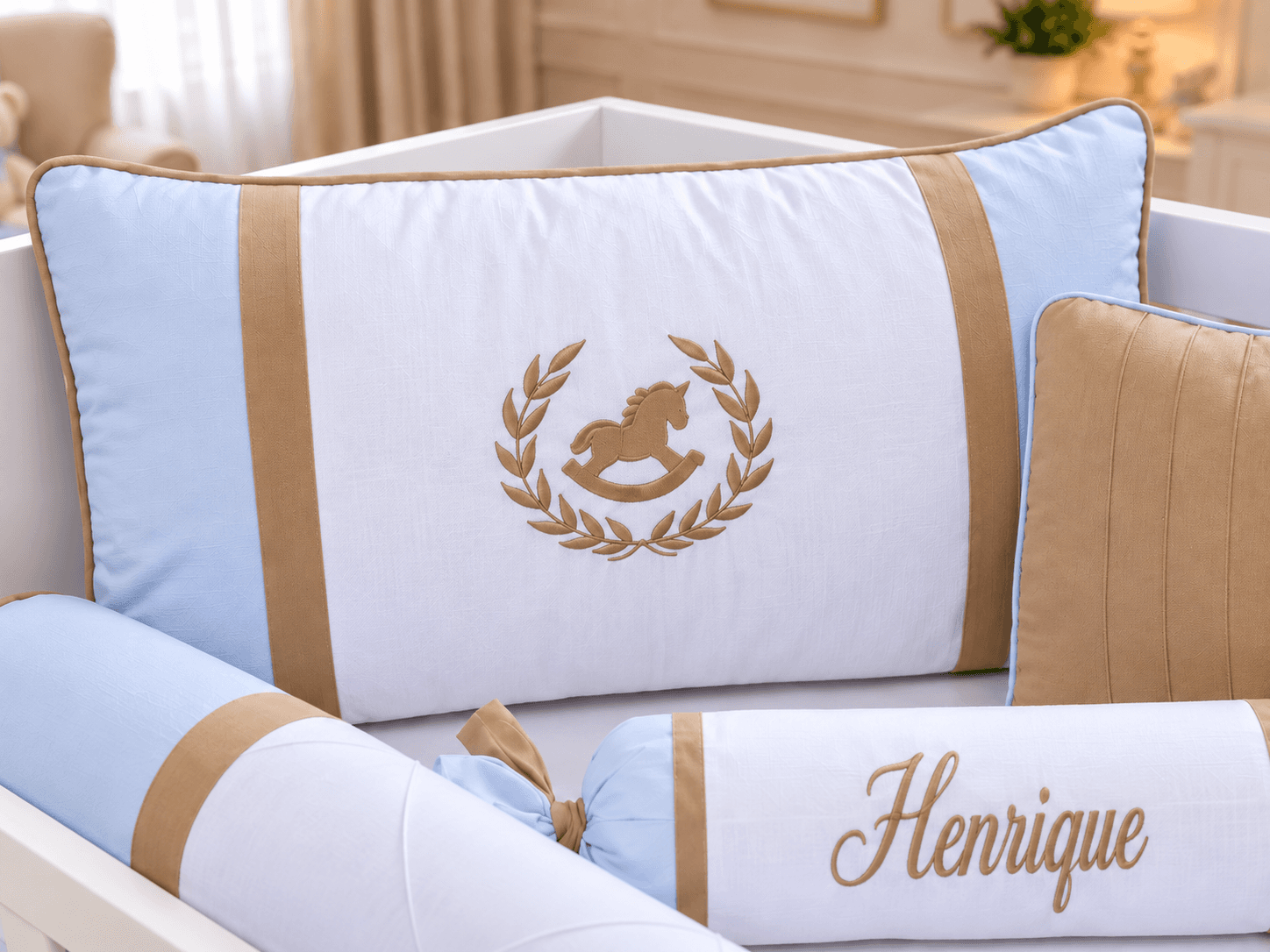 Kit Berço Menino Cavalinho Personalizado 7 Peças — Branco, Azul e Ocre — imagem 2