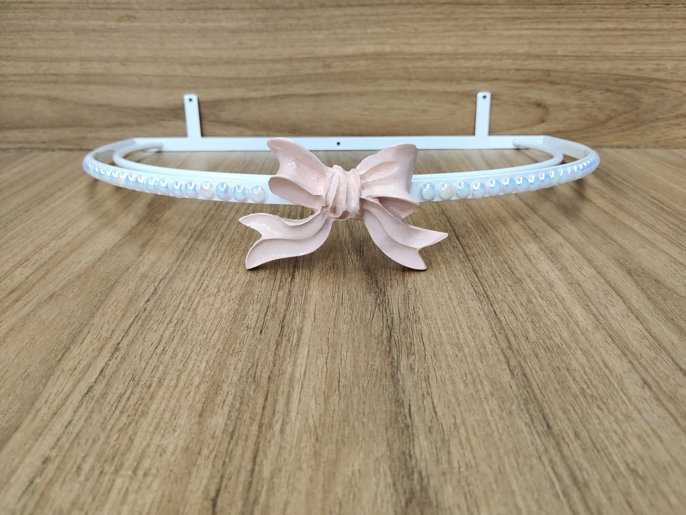 Dossel de Parede para Berço Liso Fino Pérolas Branco com Laço Rosa — imagem 3