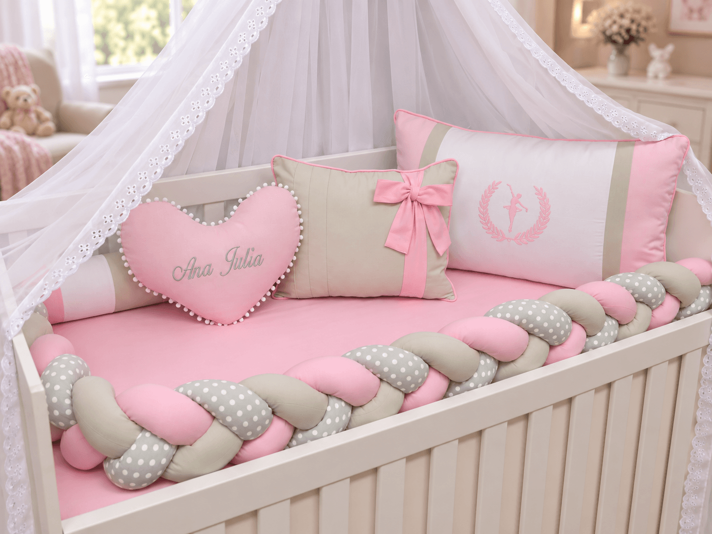 Kit Berço Trança Menina Bailarina 6 Peças Personalizado com Nome 100% Algodão Rosa, Cinza e Branco — imagem 1