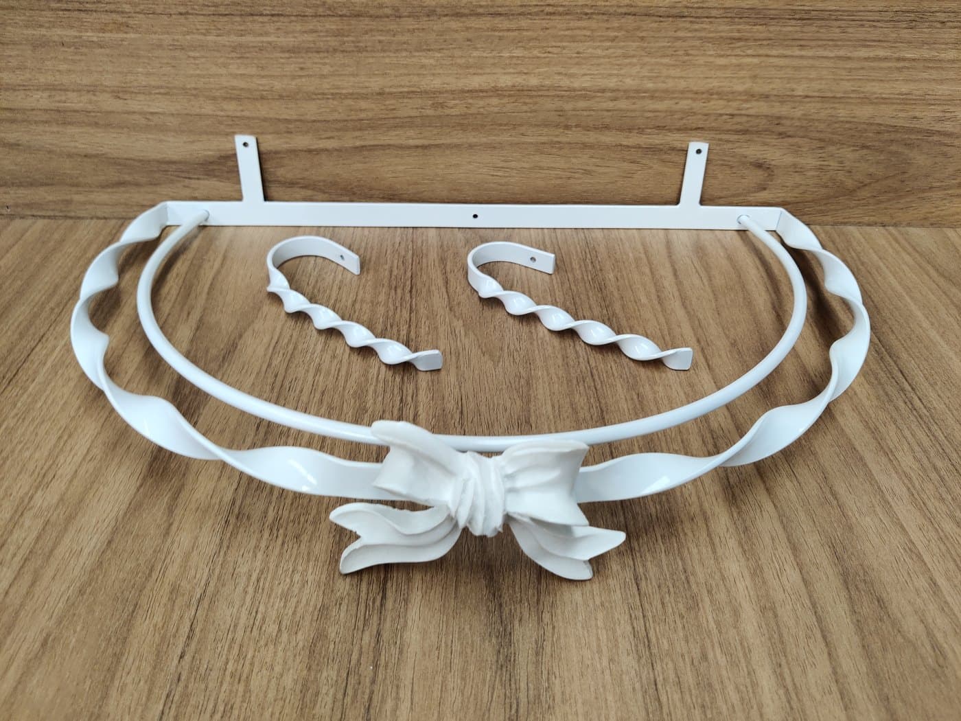 Dossel de Parede para Berço Torcido Branco com Laço e Abraçadeiras — imagem 2
