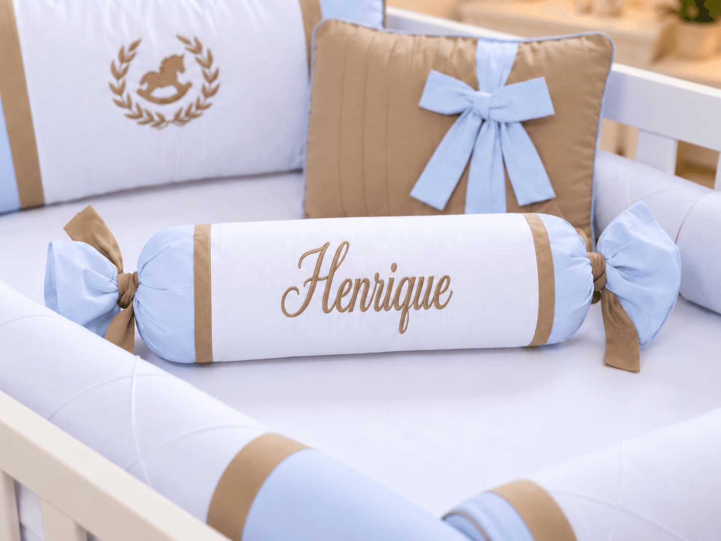 Kit Berço Menino Cavalinho Personalizado 7 Peças — Branco, Azul e Ocre — imagem 3