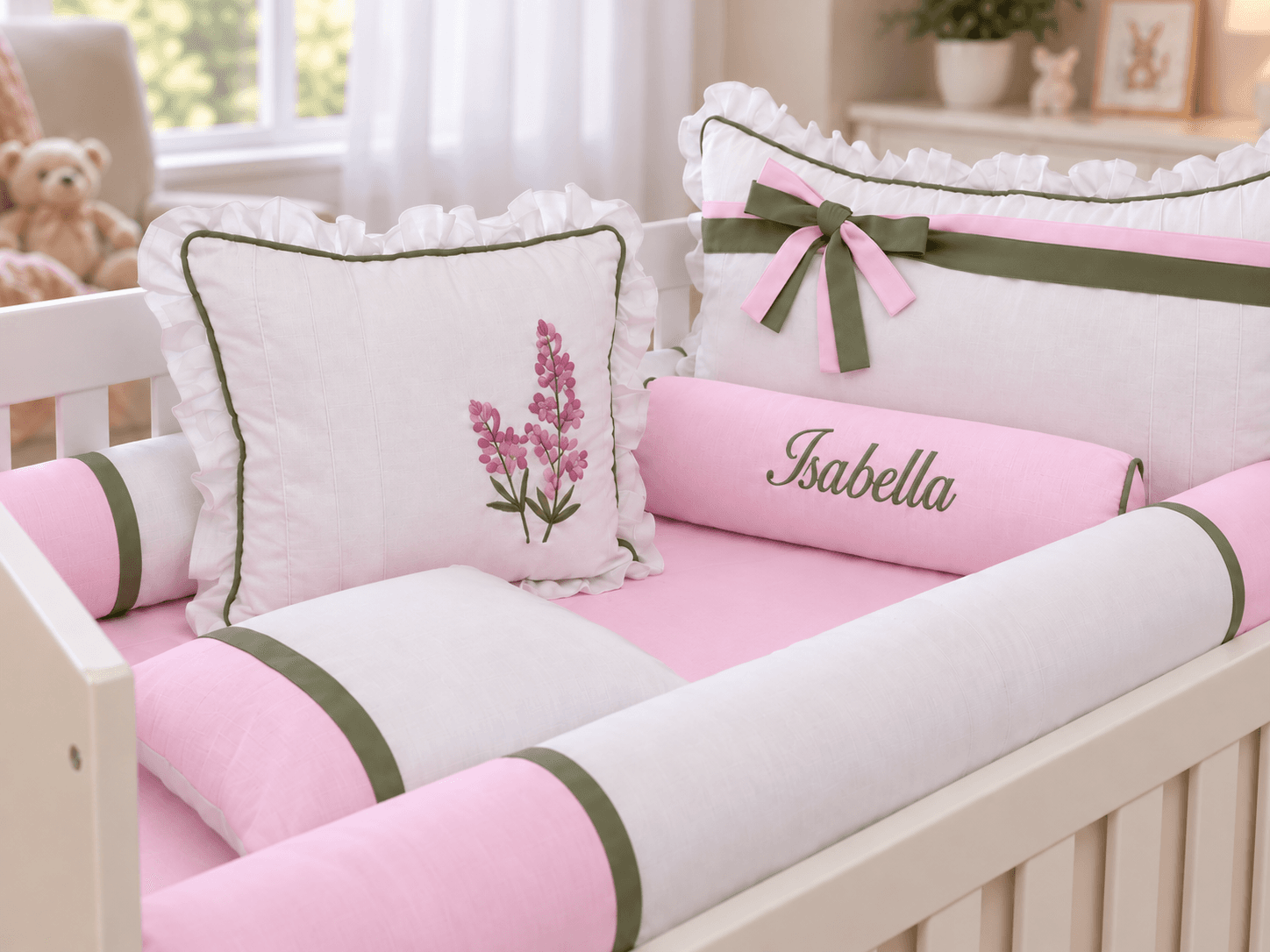 Kit Berço Menina Lavanda 6 Peças Personalizado com Nome 100% Algodão Branco, Rosa e Verde Oliva — imagem 2