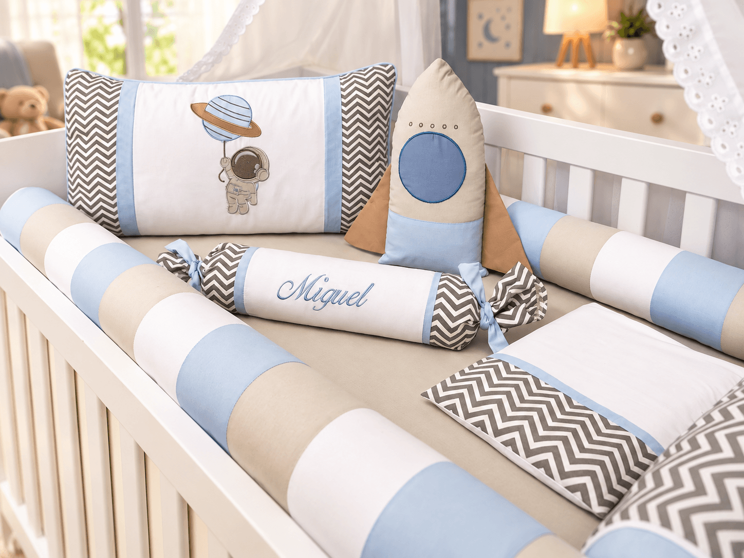 Kit Berço Menino Rolinho Astronauta 7 Peças Personalizado com Nome 100% Algodão Cinza, Azul, Branco e Chevron — imagem 3