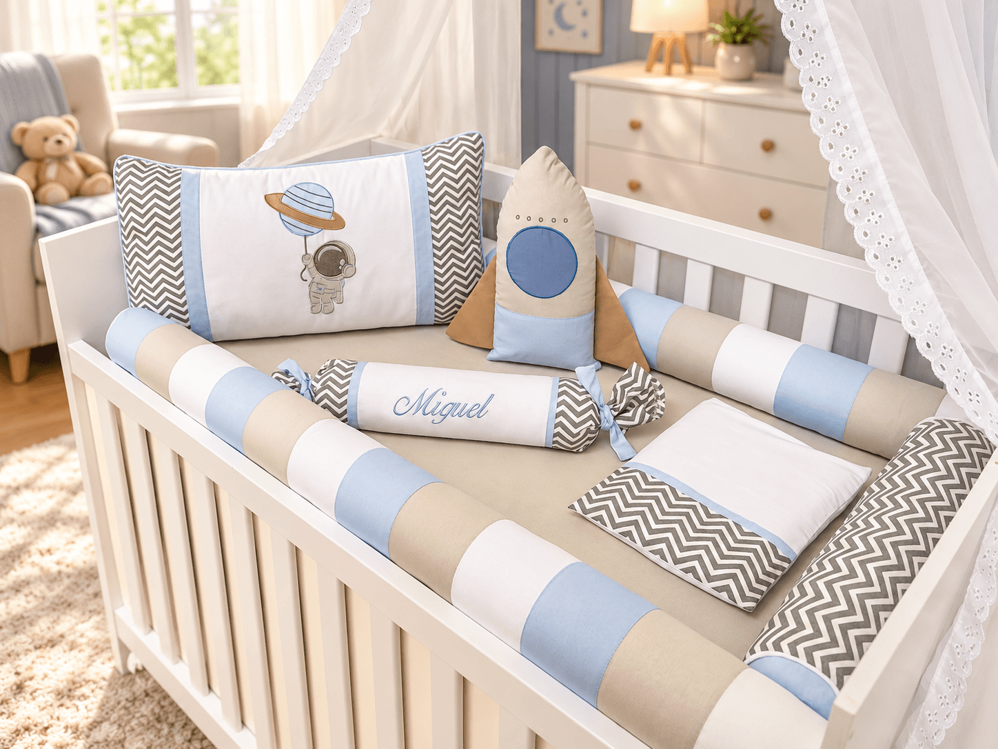 Kit Berço Menino Rolinho Astronauta 7 Peças Personalizado com Nome 100% Algodão Cinza, Azul, Branco e Chevron — imagem 1