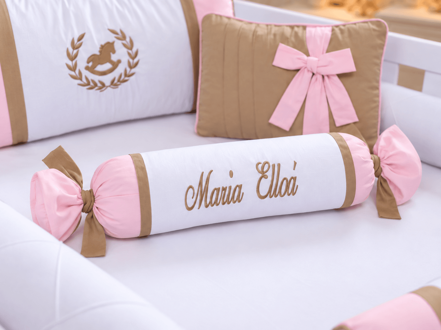 Kit Berço Menina Cavalinho Personalizado 7 Peças — Branco, Rosa e Ocre — imagem 3