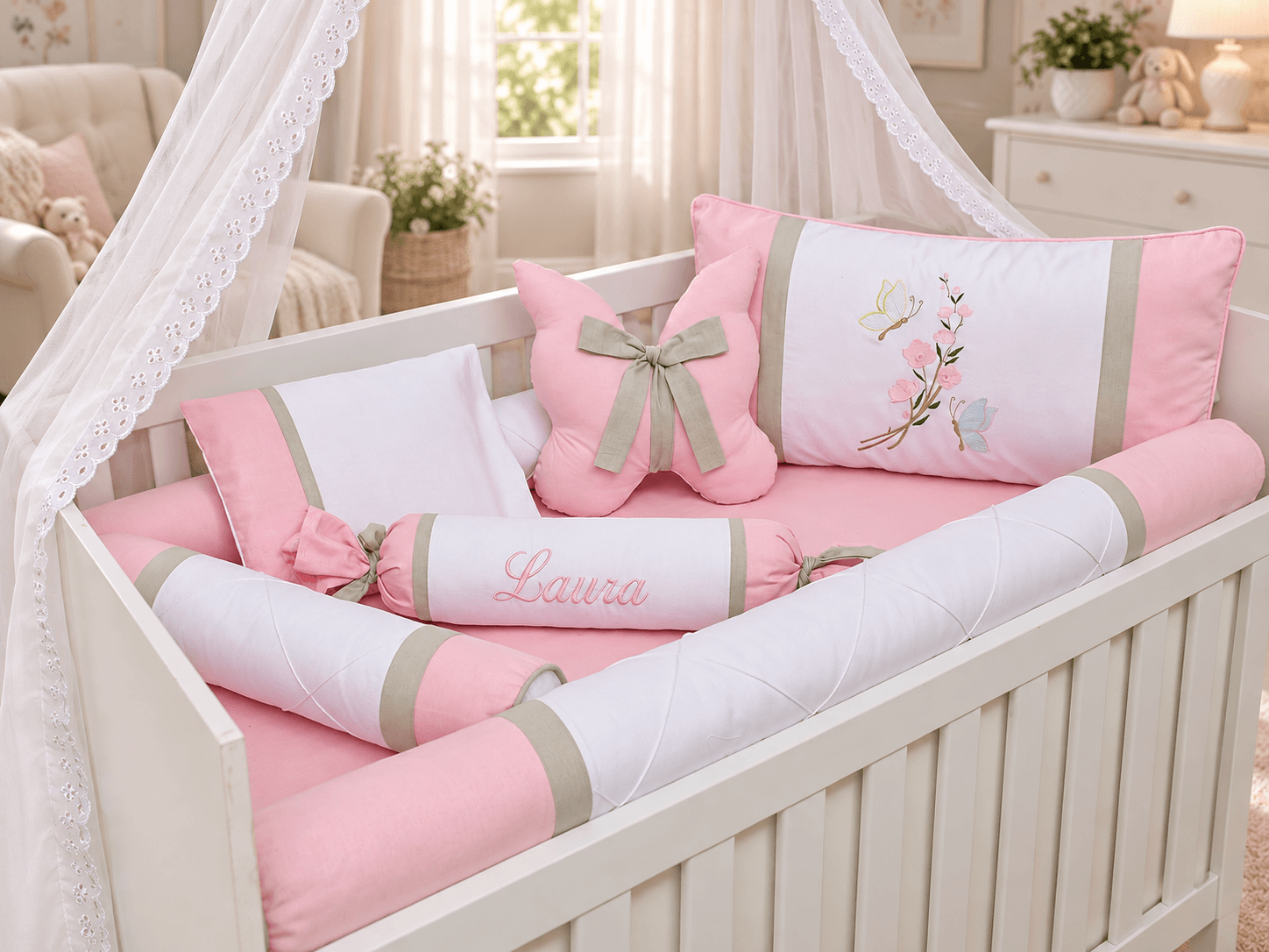 Kit Berço Menina Borboletas 7 Peças Personalizado com Nome 100% Algodão Rosa, Cinza e Branco — imagem 1