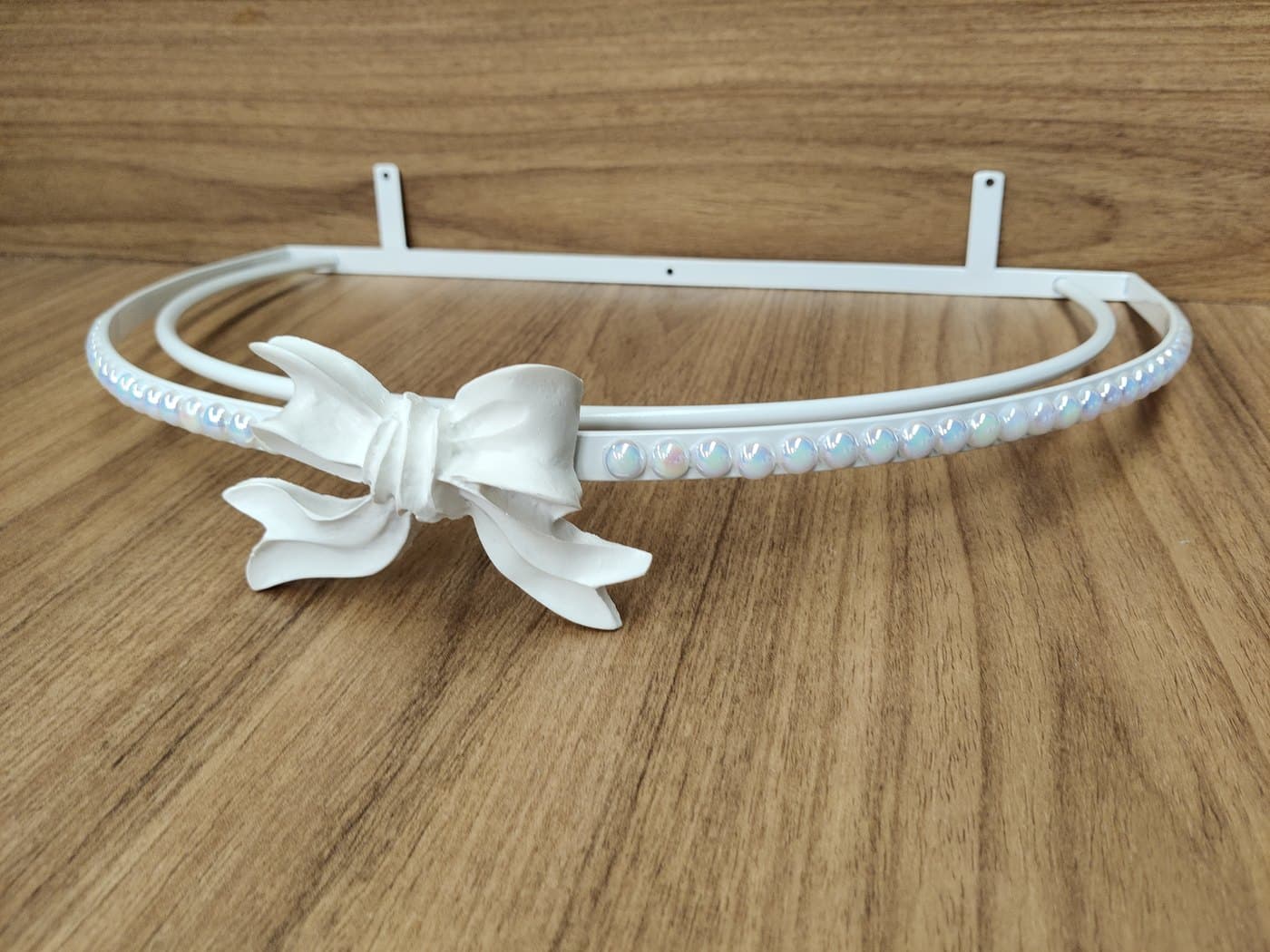 Dossel de Parede para Berço Liso Fino Pérolas Branco com Laço Branco — imagem 3
