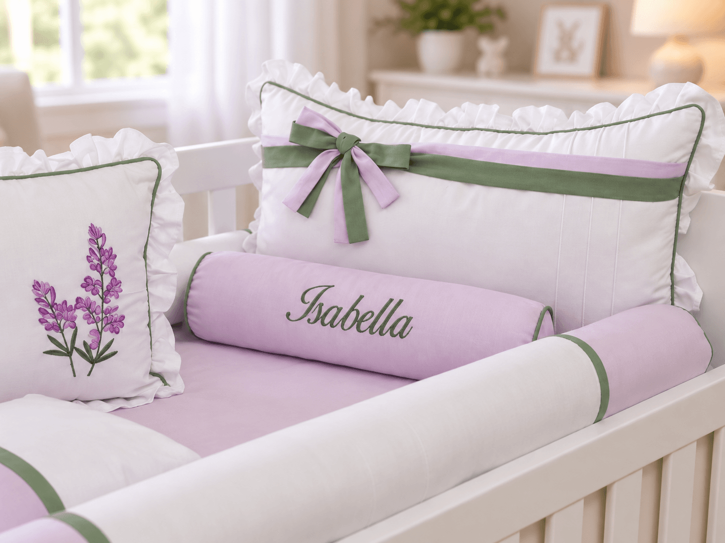 Kit Berço Menina Lavanda 6 Peças Personalizado com Nome 100% Algodão Branco, Lilás e Verde Oliva — imagem 3