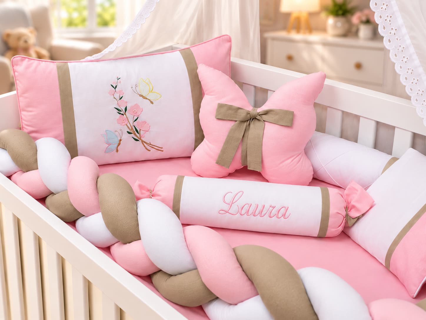 Kit Berço Trança Menina Borboletas 6 Peças Personalizado com Nome 100% Algodão Rosa, Ocre e Branco — imagem 2