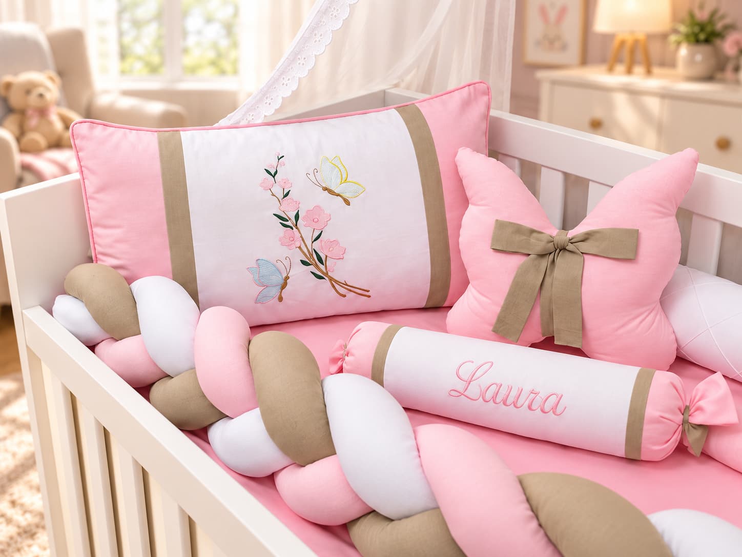 Kit Berço Trança Menina Borboletas 6 Peças Personalizado com Nome 100% Algodão Rosa, Ocre e Branco — imagem 3