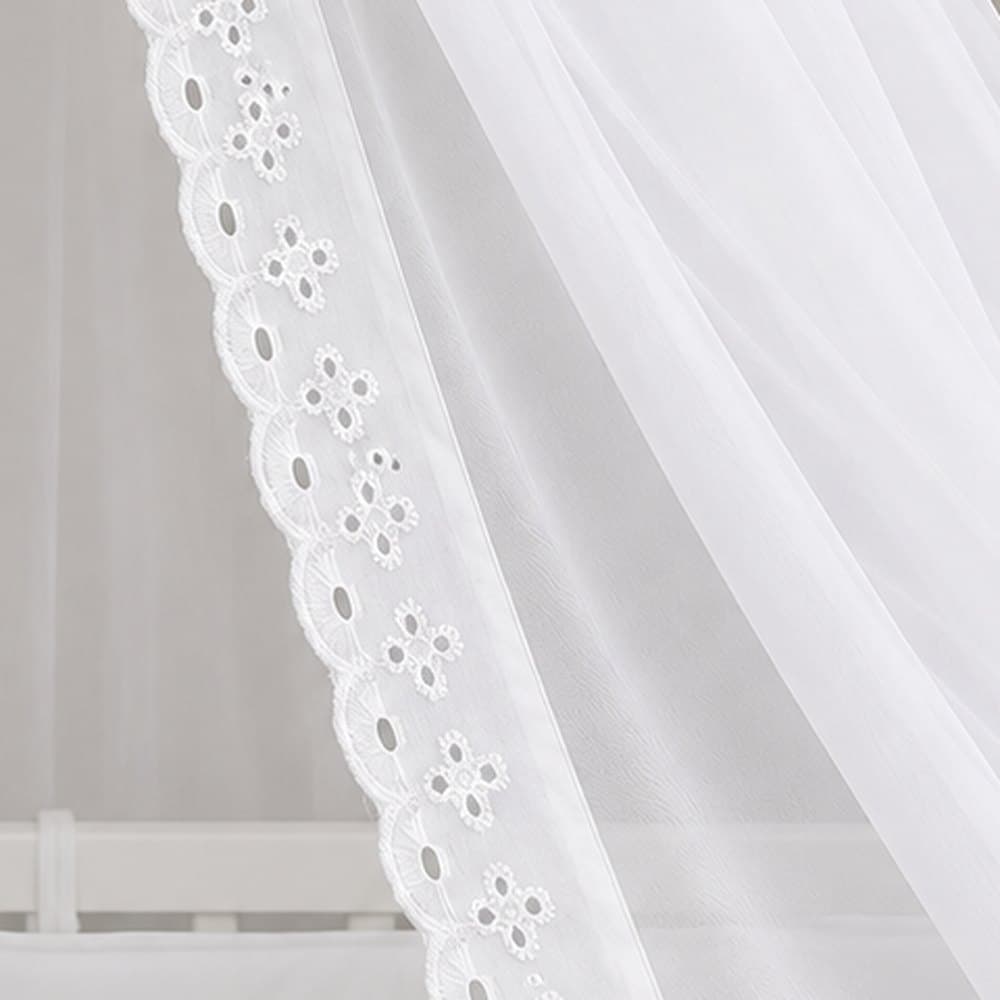 Detalhe da renda de algodão do cortinado voil branco