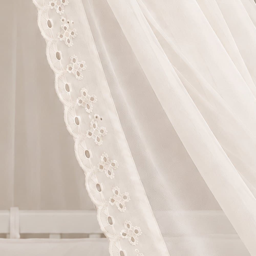 Detalhe da renda de algodão do cortinado voil palha