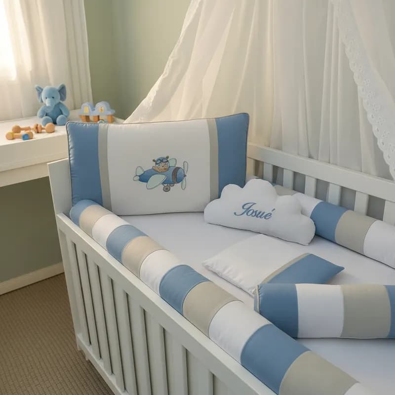 Kit Berço Azul Bebê Aviador Personalizado 8 Peças ambientado no quarto do bebê