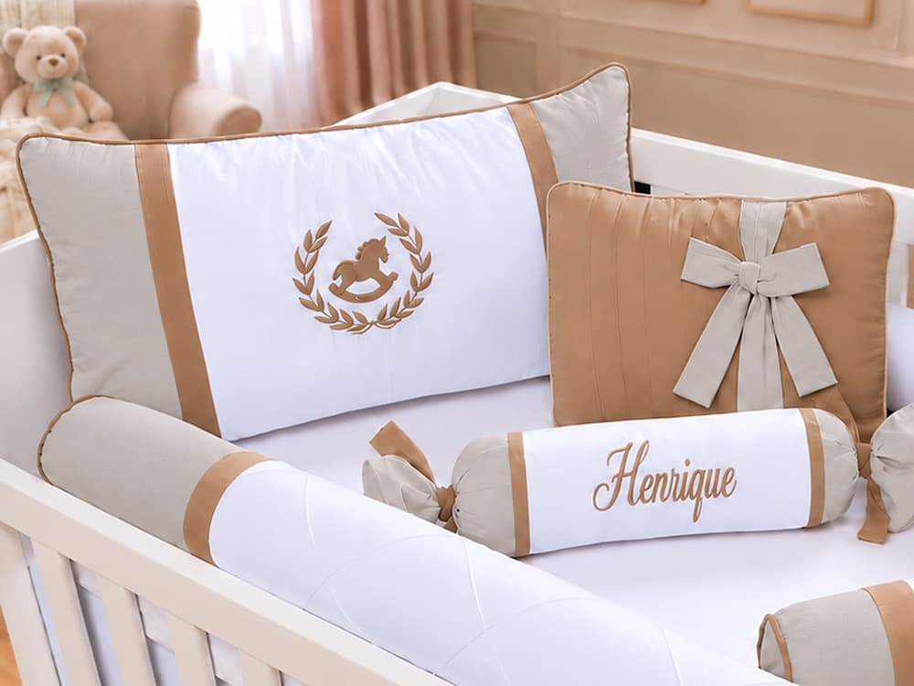 Kit Berço Menino Cavalinho Personalizado 7 Peças — Branco, Cinza e Ocre — detalhe 1