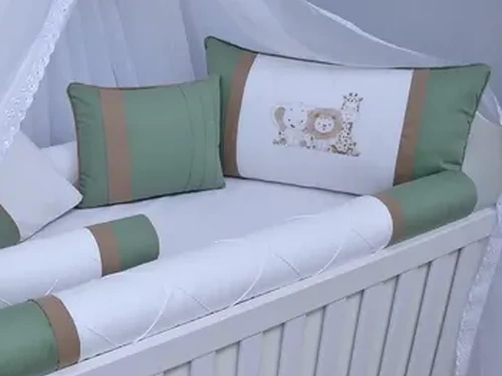 Kit Protetor De Berço Verde Oliva Trança Safari Bordado — detalhe 1