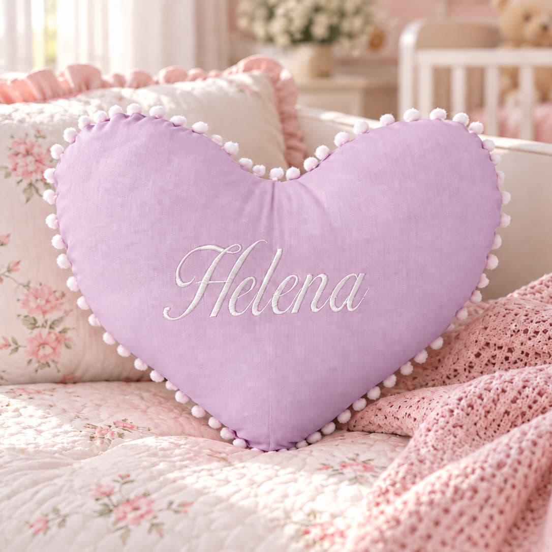Almofada Coração Personalizada com Nome e Renda Pompom 100% Algodão